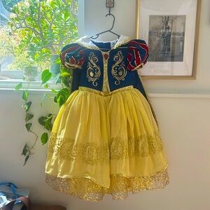 Disney Princess Snow White Dress with  Collectible from Disneyland Park. 5/6